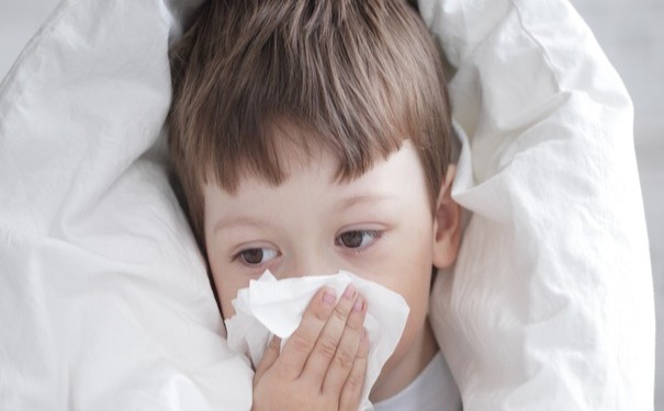 小孩发烧抽搐的原因是什么？